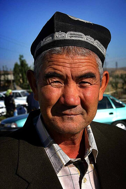 500px-Uzbekistani_old_man_in_2005.jpg